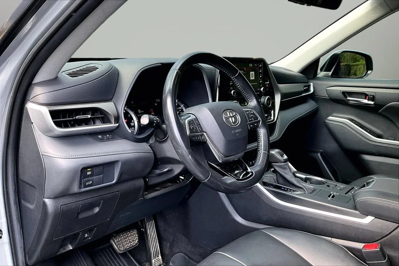 Used 2021 Silver Toyota XLE image 18