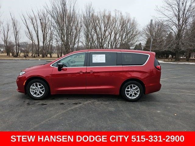 2024 Chrysler Pacifica Touring L's photo