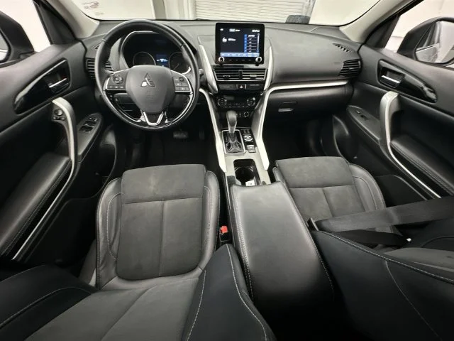 Used 2024 Silver Mitsubishi SE image 2
