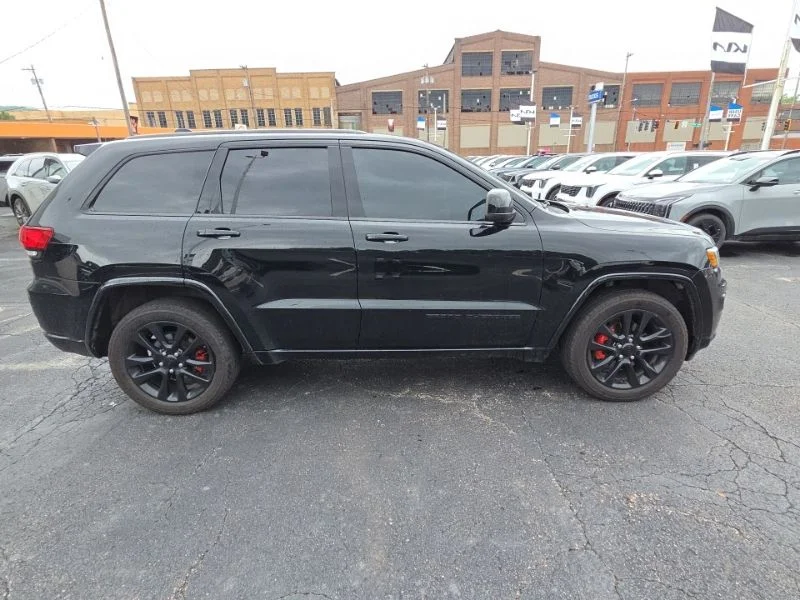 Used 2019 Black Jeep Altitude image 8