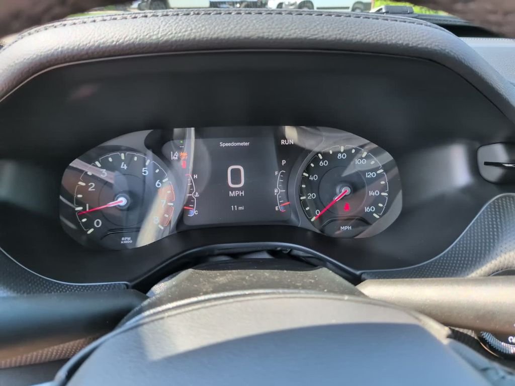 New 2026 Diamond Black Crystal Pearlcoat Jeep Latitude image 23