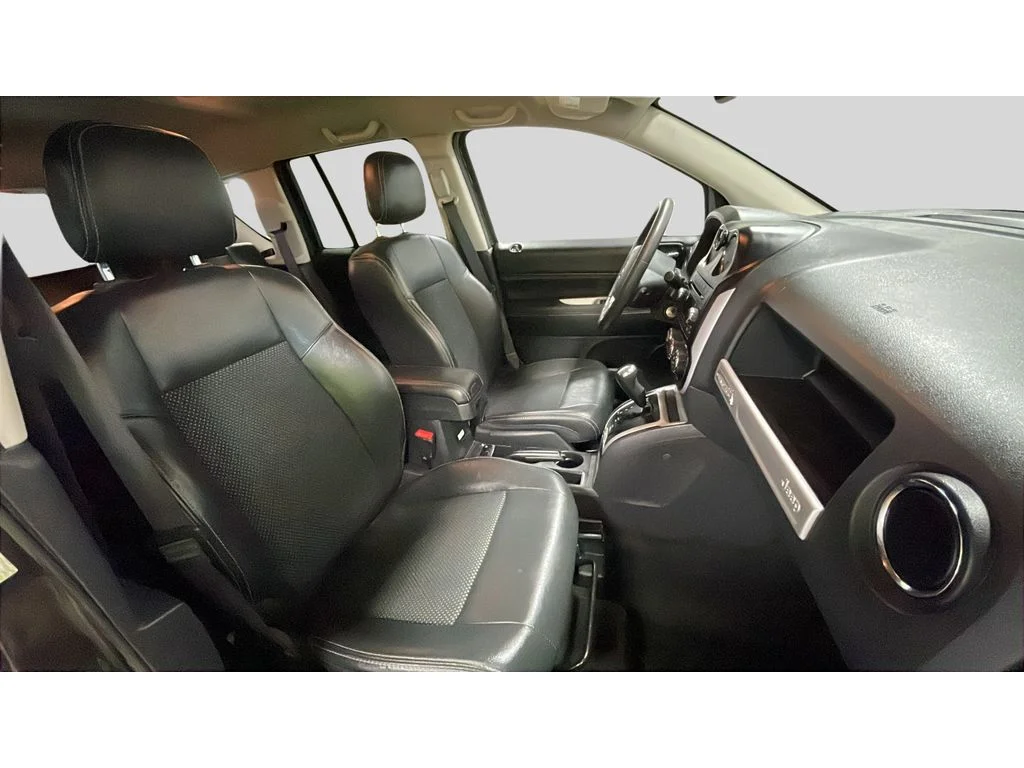 Used 2017 Granite Crystal Clearcoat Metallic Jeep Latitude image 17