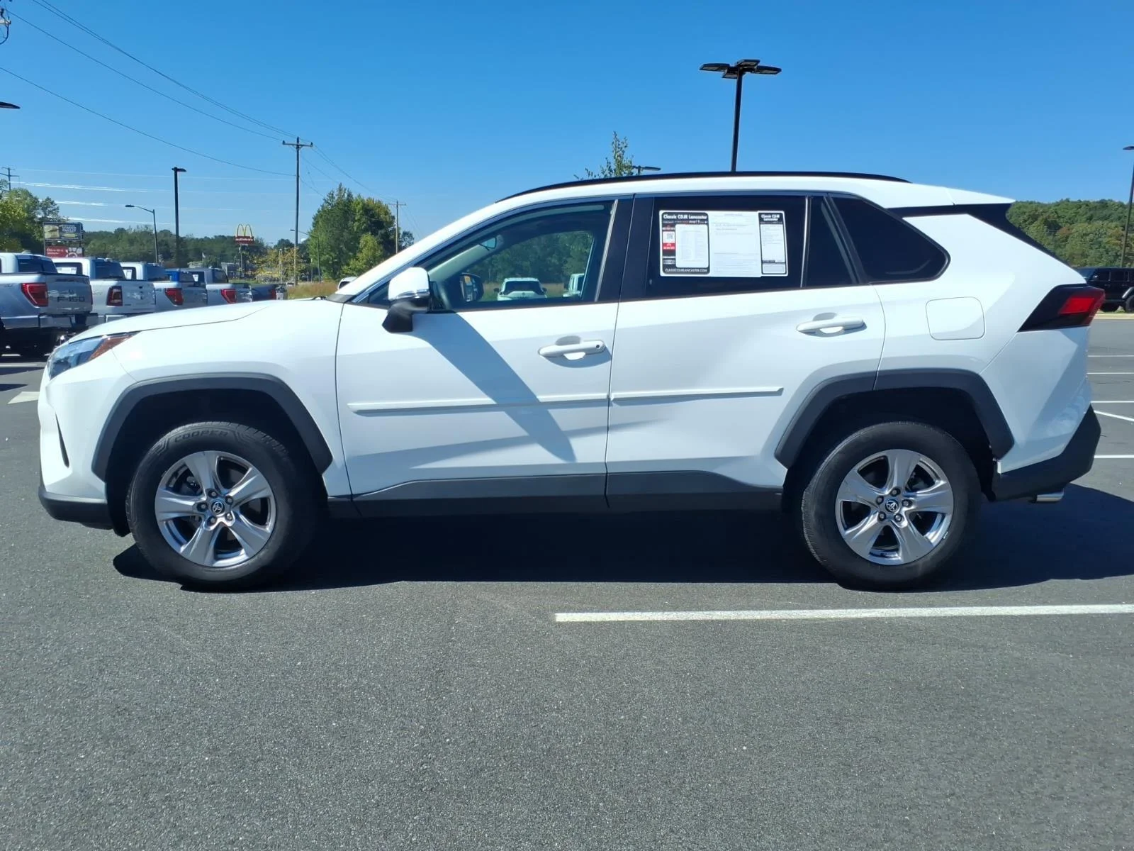 Used 2022  Toyota XLE image 3