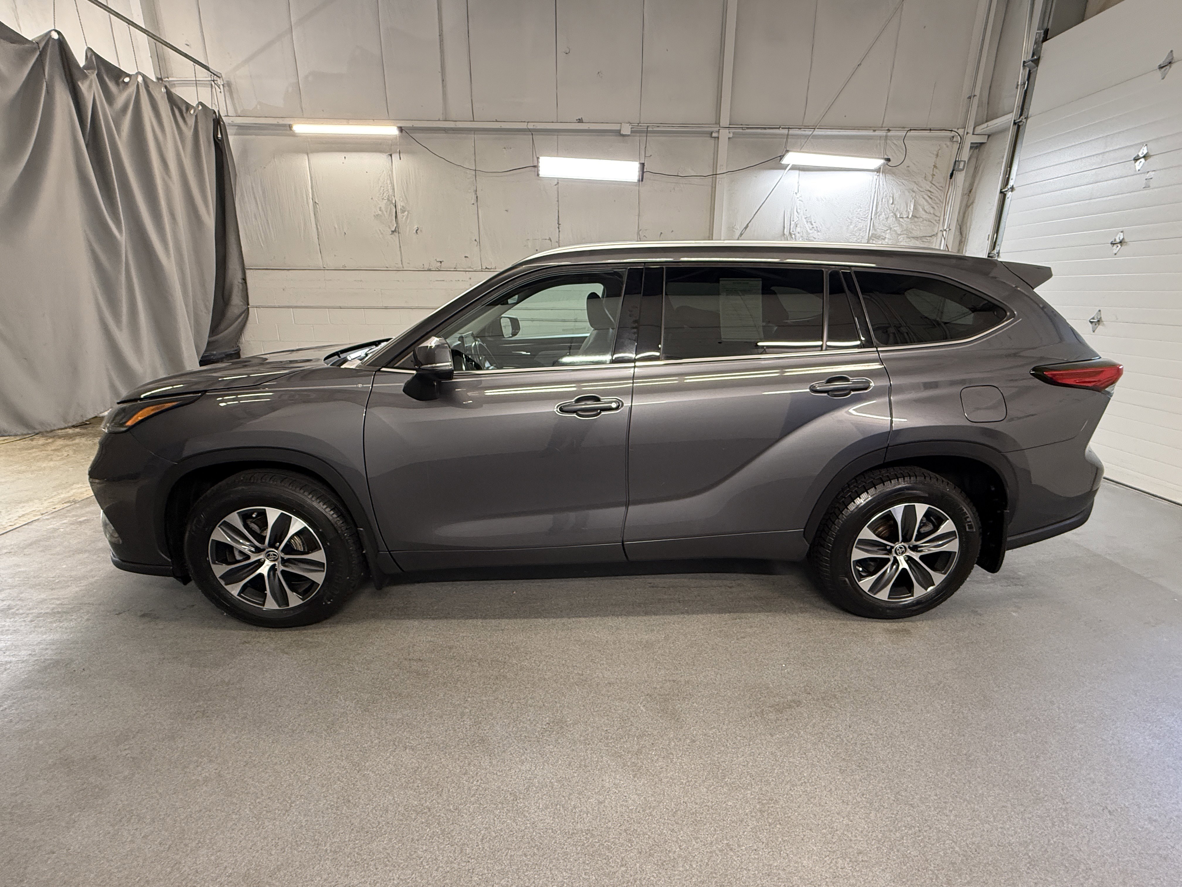 Used 2021 Magnetic Gray Metallic Toyota XLE image 5