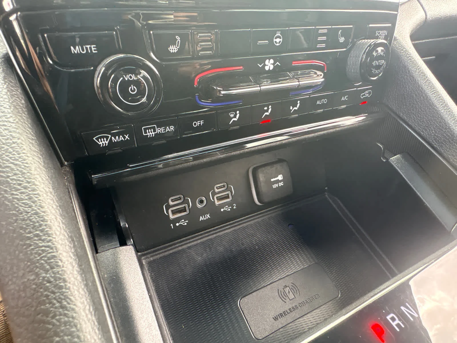 Used 2023 Diamond Black Crystal Pearlcoat Jeep Altitude X image 28