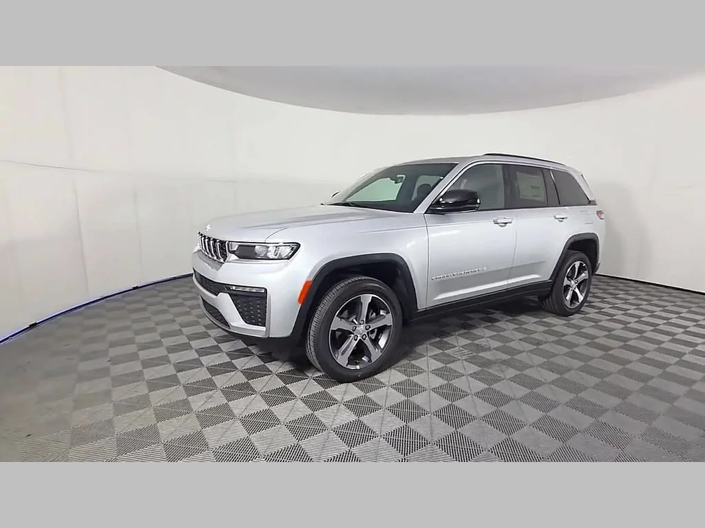 New 2026 Silver Zynith Exterior Paint Jeep Limited image 37