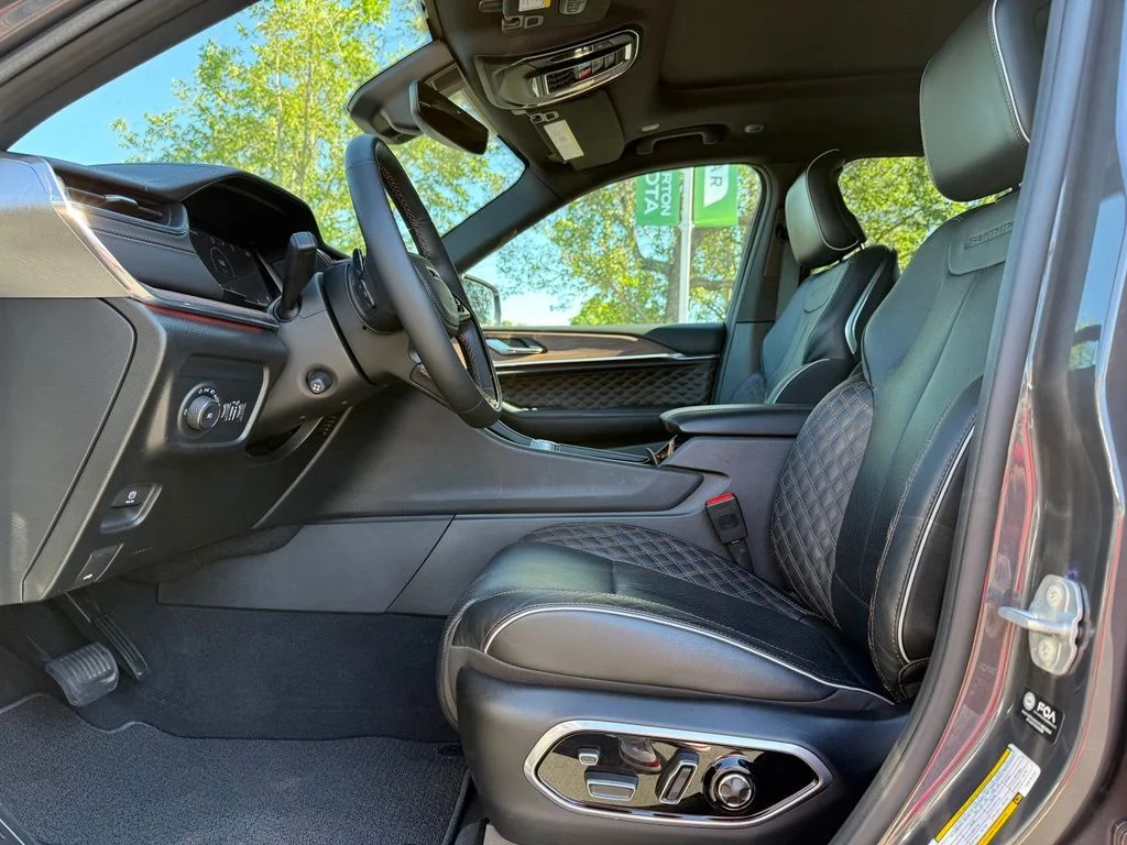 Used 2025 Gray Jeep Summit image 11