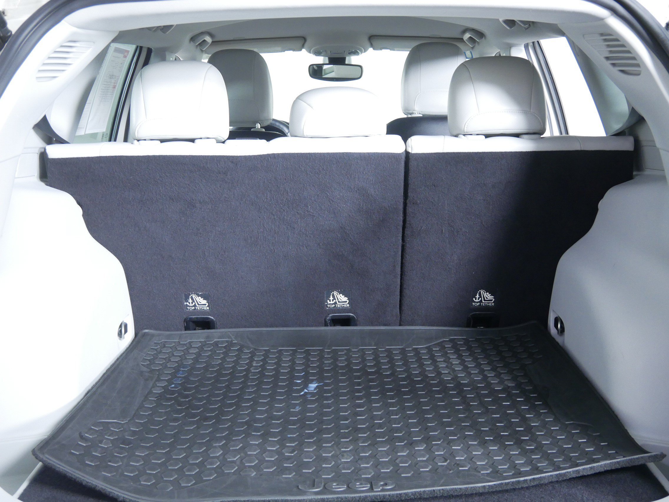 Used 2017 White Clearcoat Jeep Latitude image 18