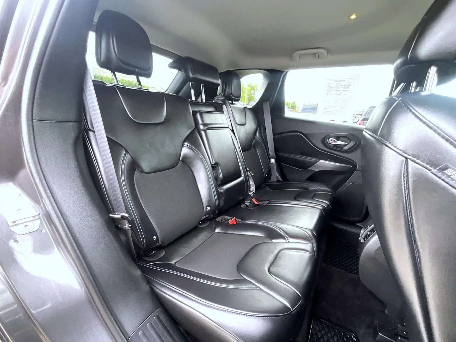 Used 2019 Gray Jeep Latitude Plus image 19