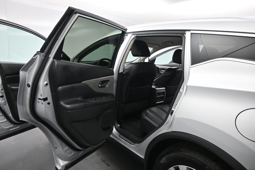 Used 2016 Silver Nissan SL image 16