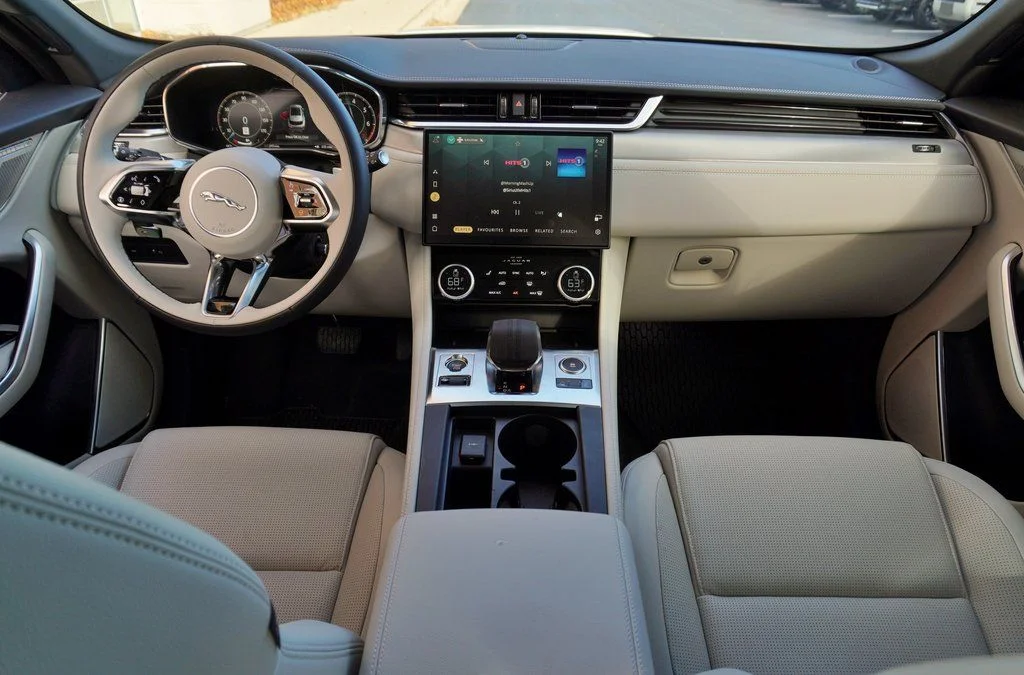 Used 2025 White Jaguar P400 R-Dynamic S image 9