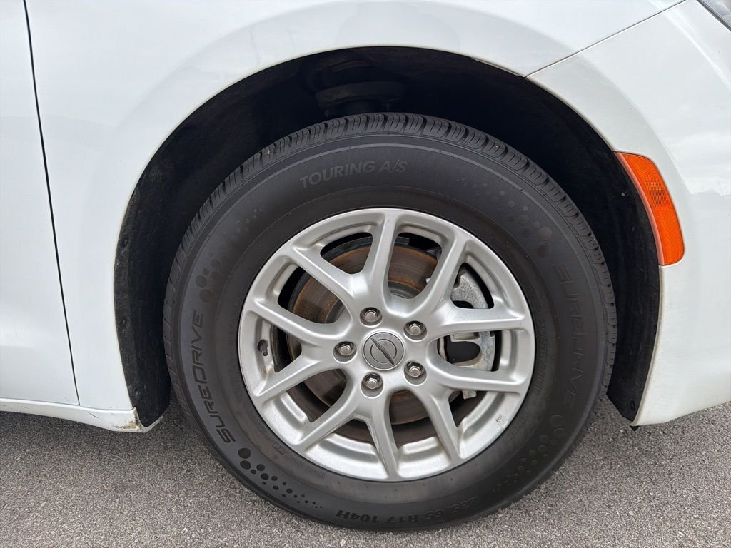 Used 2023 White Chrysler LX image 22