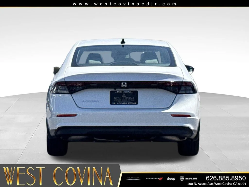 Used 2025 White Honda SE image 9