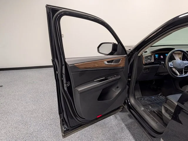 Used 2024  Volkswagen 2.0T SE w/Technology image 9