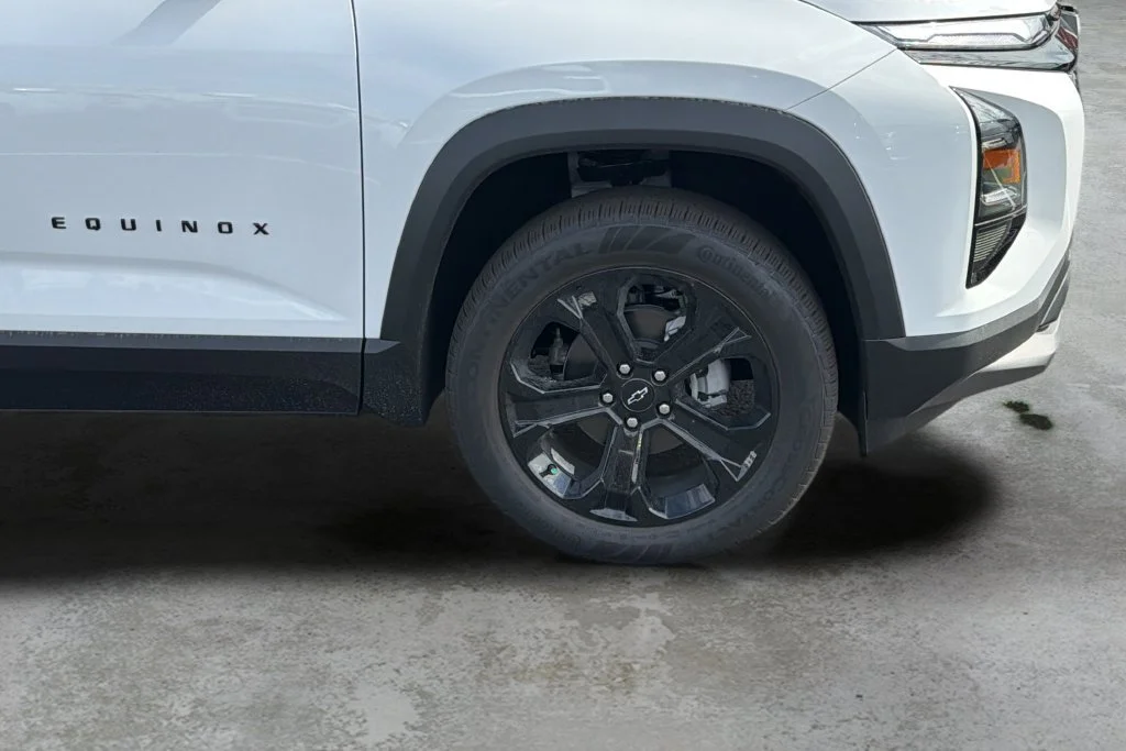 New 2027 Summit White Chevrolet LT image 9