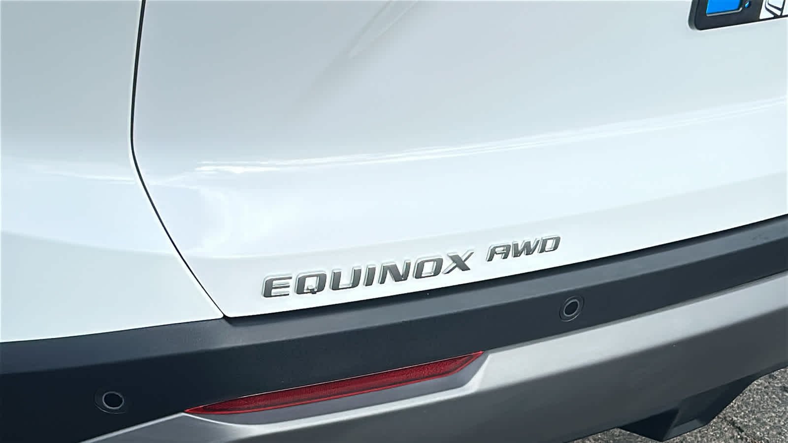 Used 2025 Summit White Chevrolet AWD LT image 28