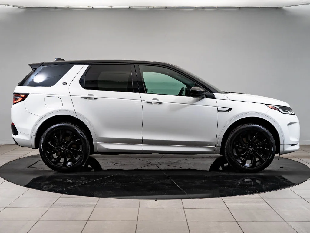 Used 2023 Fuji White Land Rover SE R-Dynamic image 11