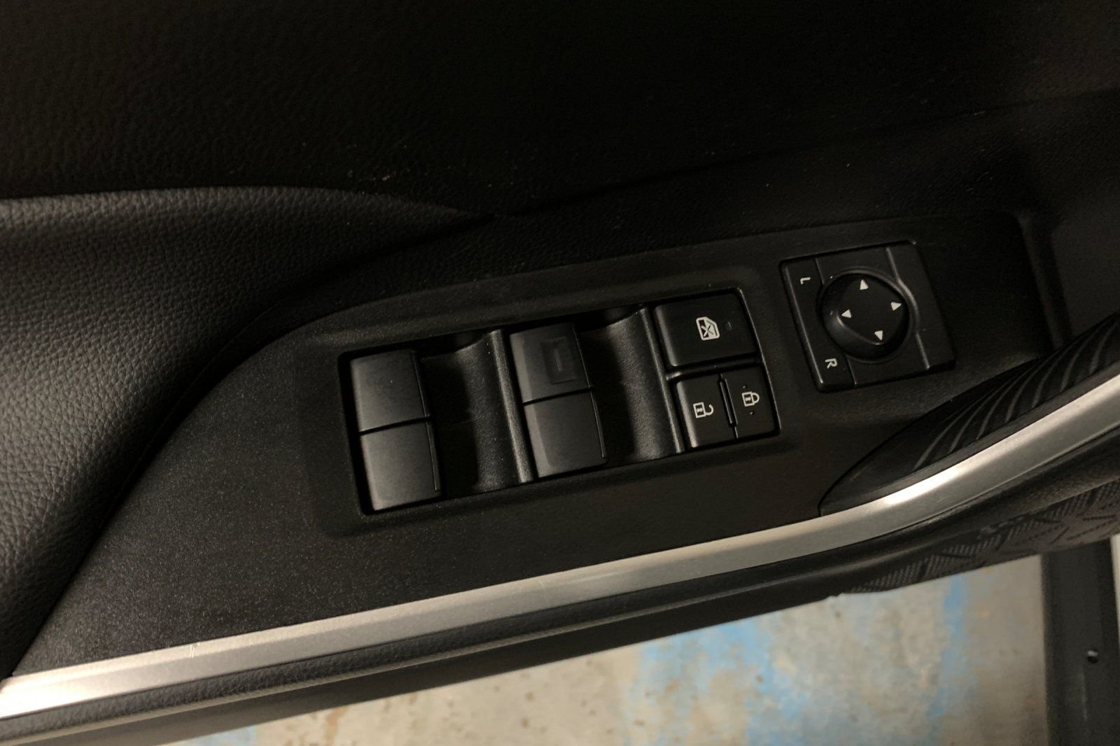 Used 2025 White Toyota LE image 13