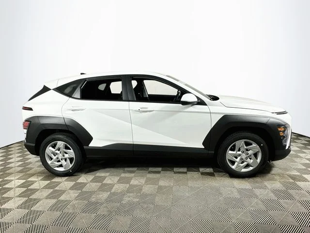 New 2027 White Hyundai SE image 2