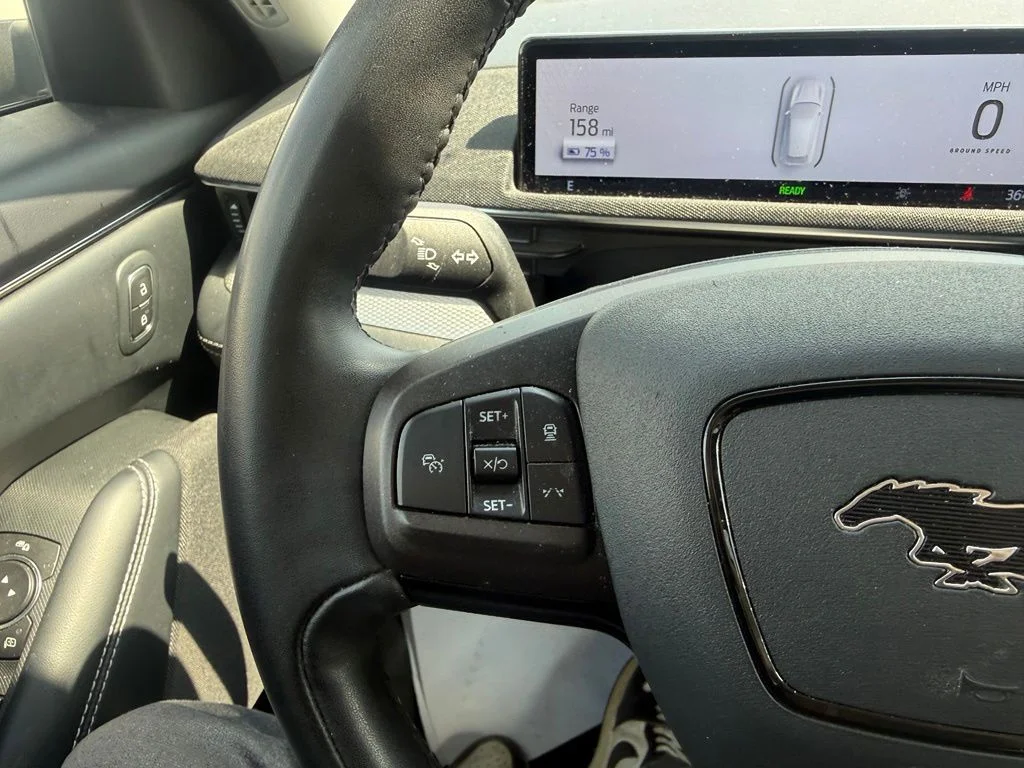 Used 2022 White Metallic Ford Select image 22