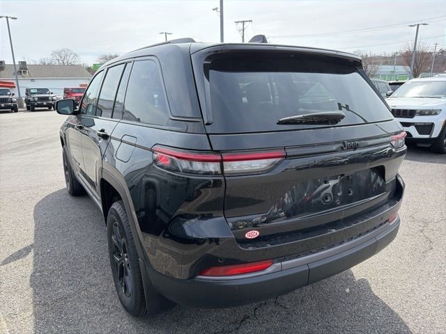 New 2026 Diamond Black Crystal Pearl-Coat Exterior Paint Jeep Altitude image 5