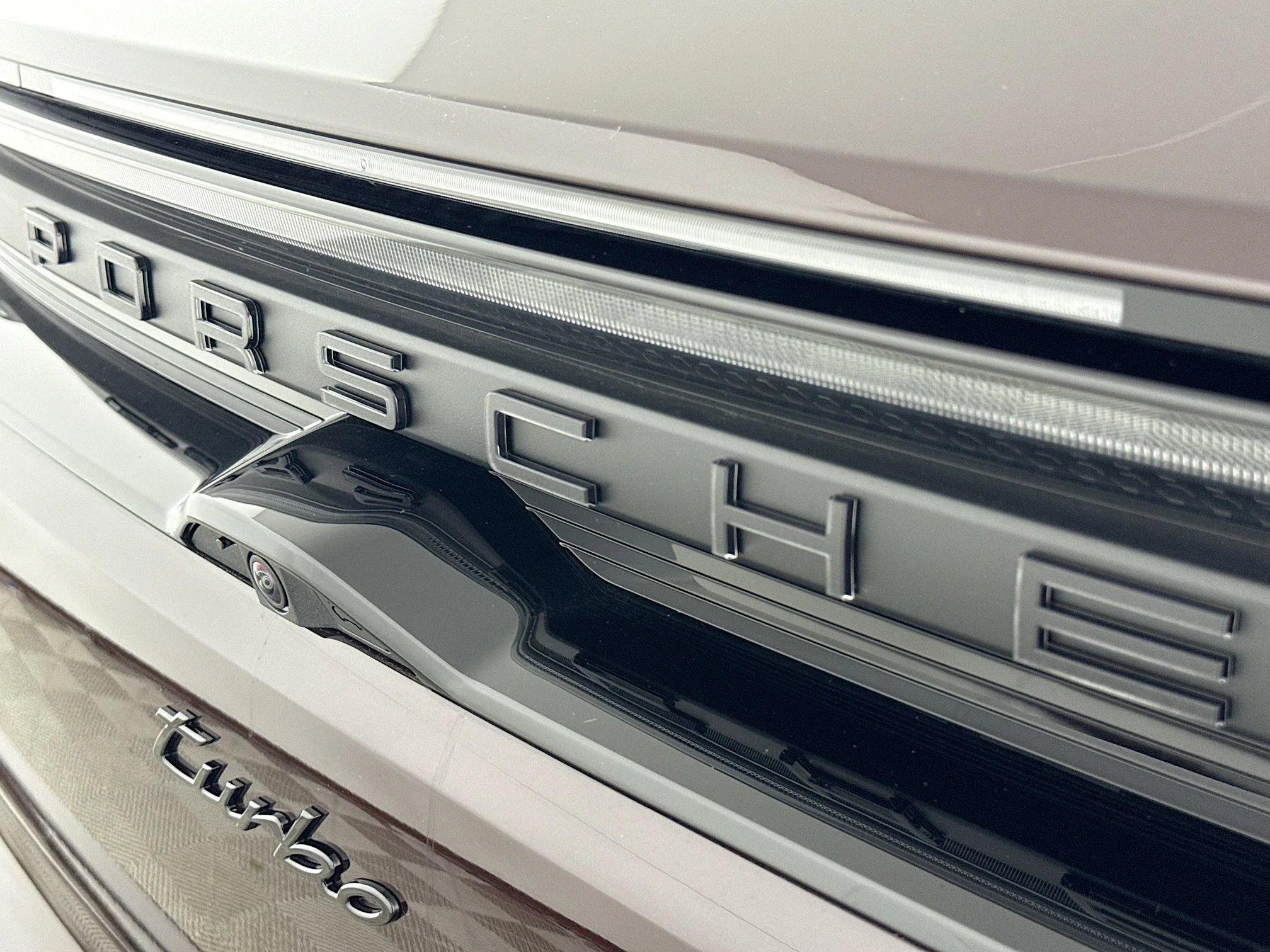 2025 Porsche Macan Turbo Electric - Photo 24