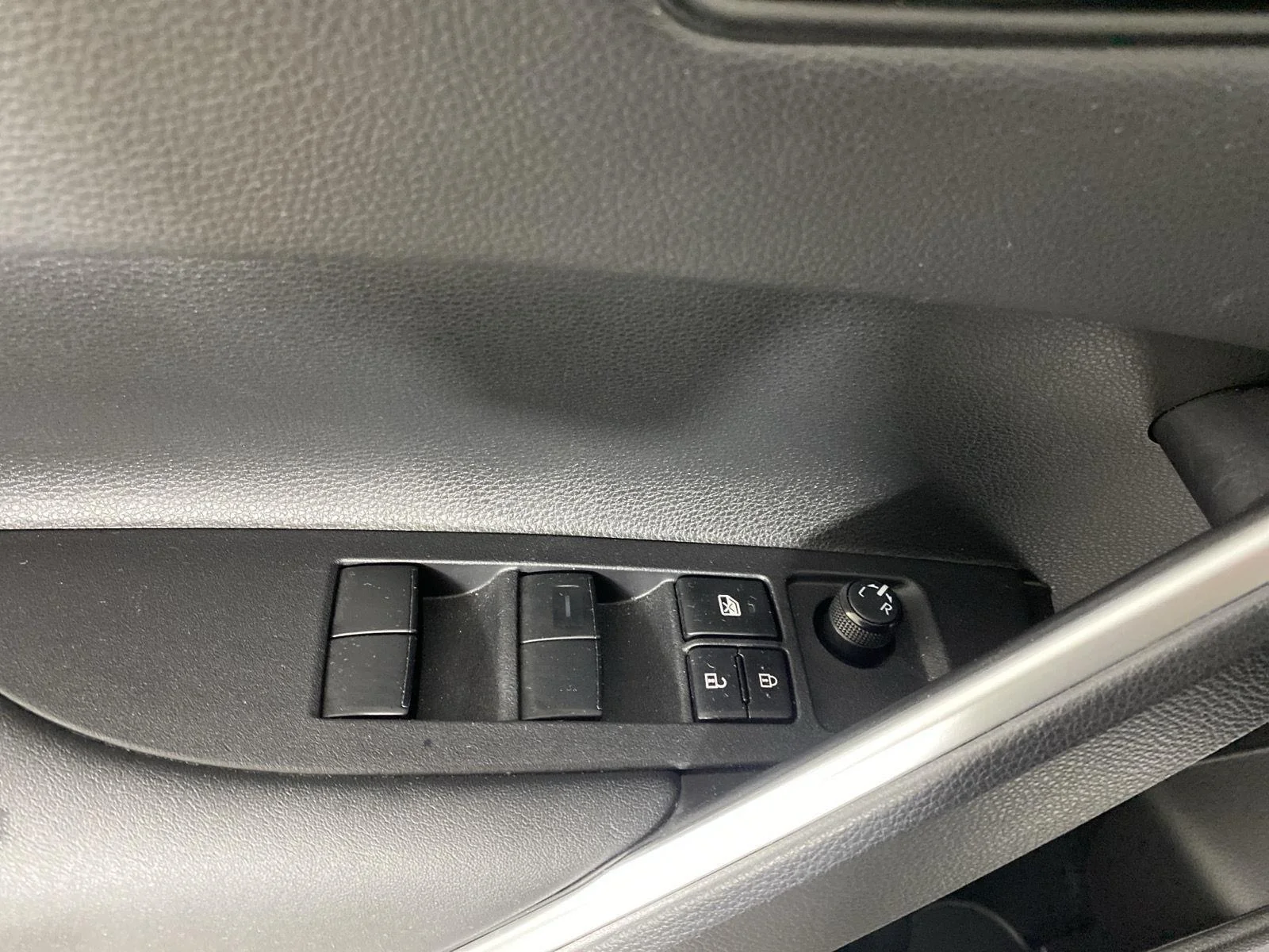 Used 2024 Wh Toyota XLE image 12
