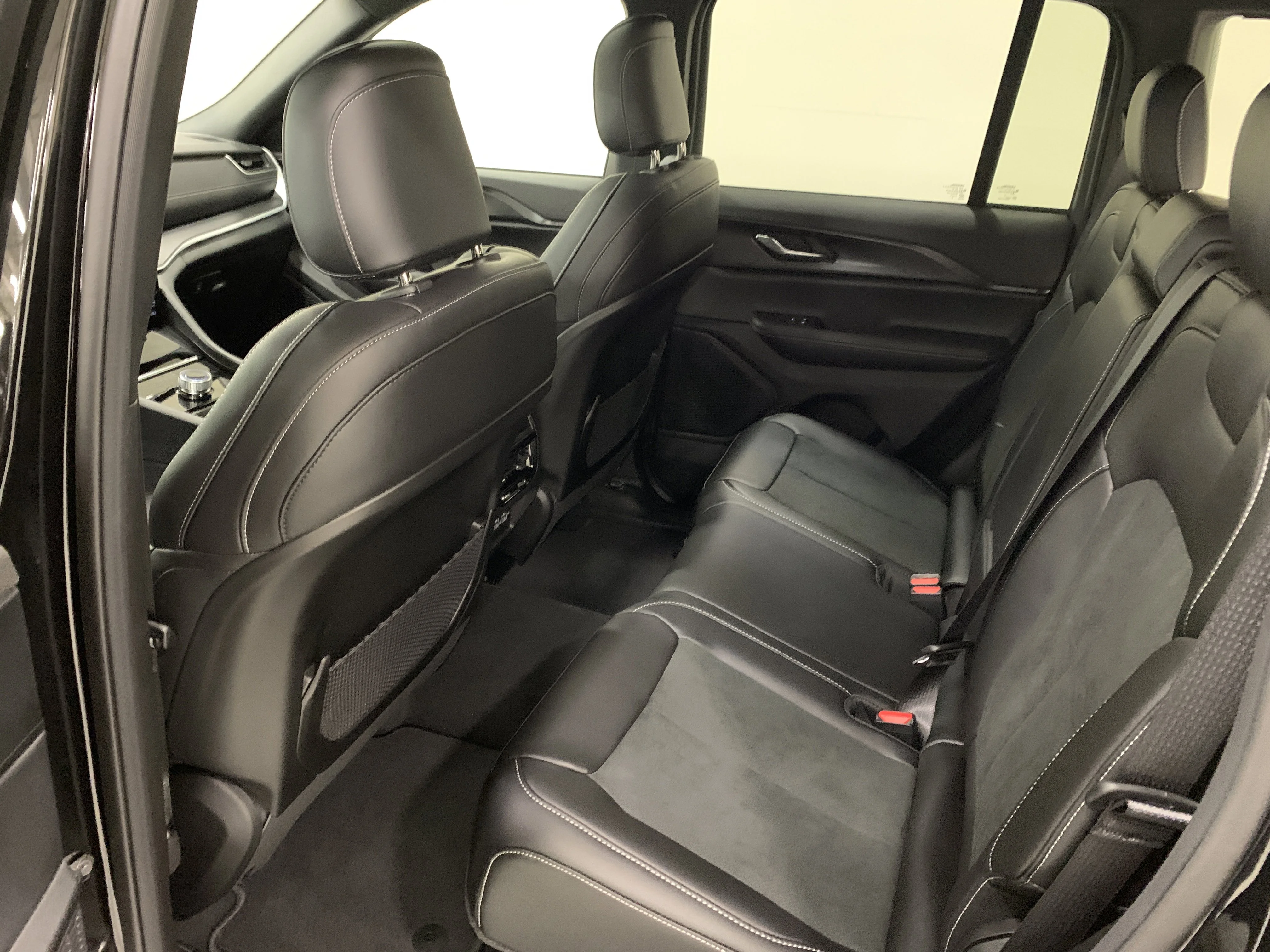 New 2025 Diamond Blk Crystal Pearl Jeep Altitude image 9