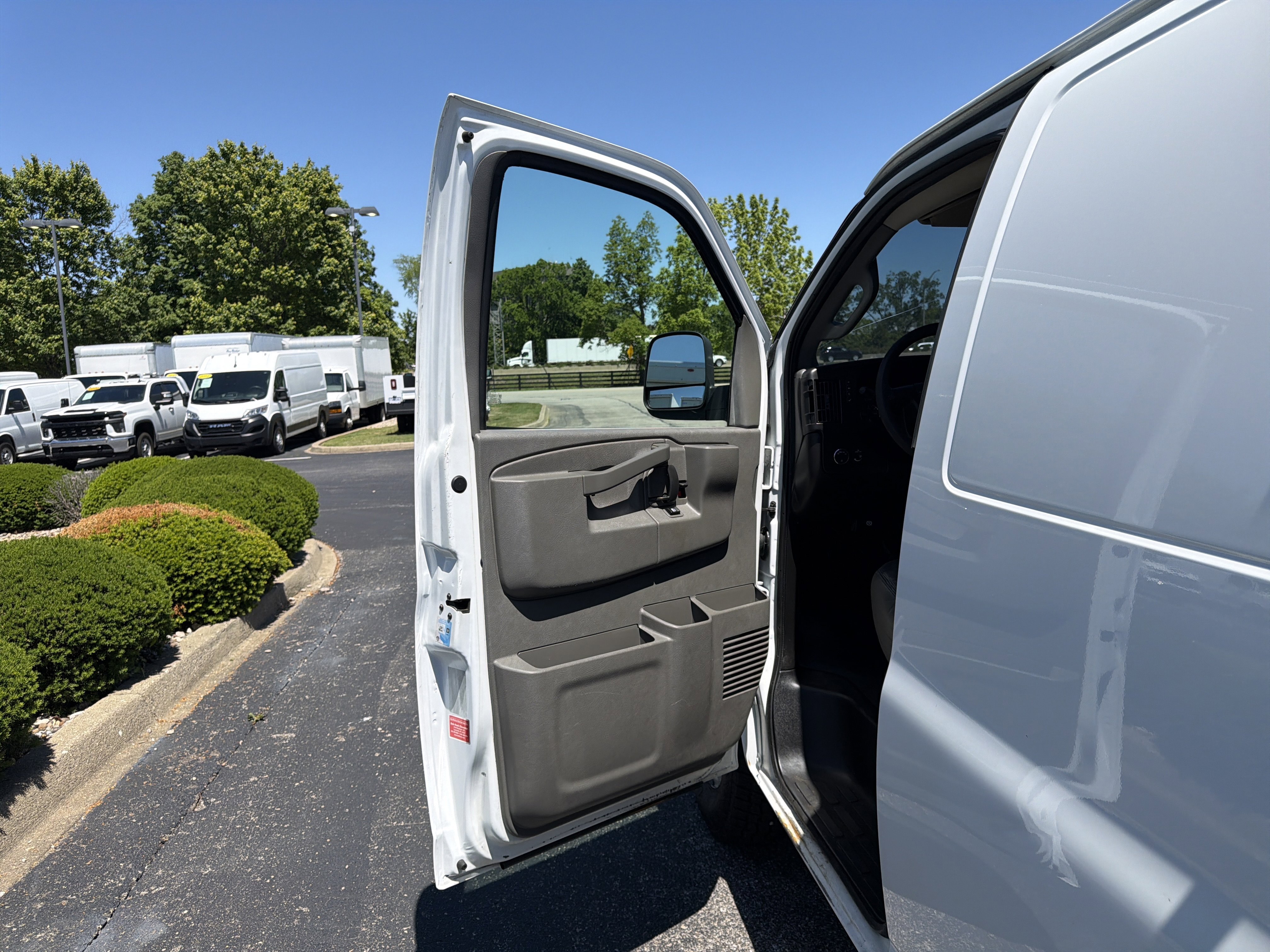 Used 2018 Summit White Chevrolet  image 10