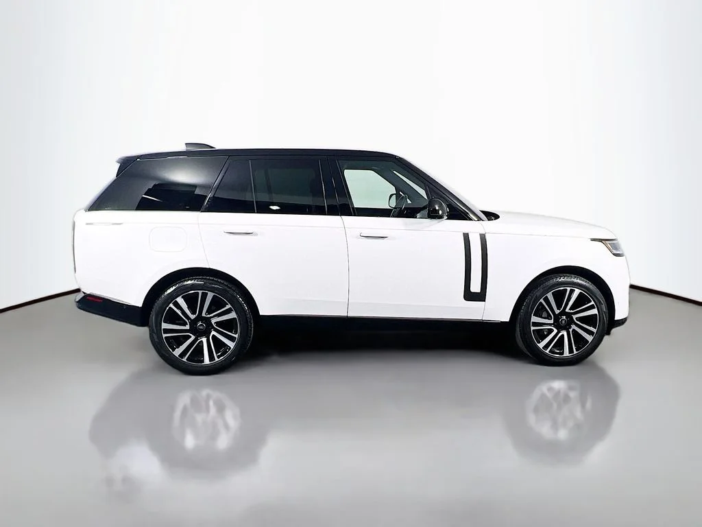 Used 2023 Ostuni Pearl White Land Rover SE image 4