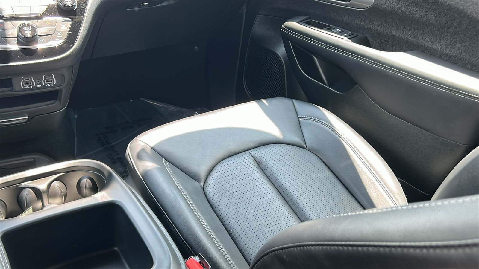 Used 2025 Black Chrysler Select image 15