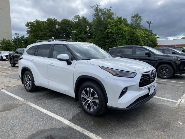 New 2026 Wind Chill Pearl Toyota XLE image 1