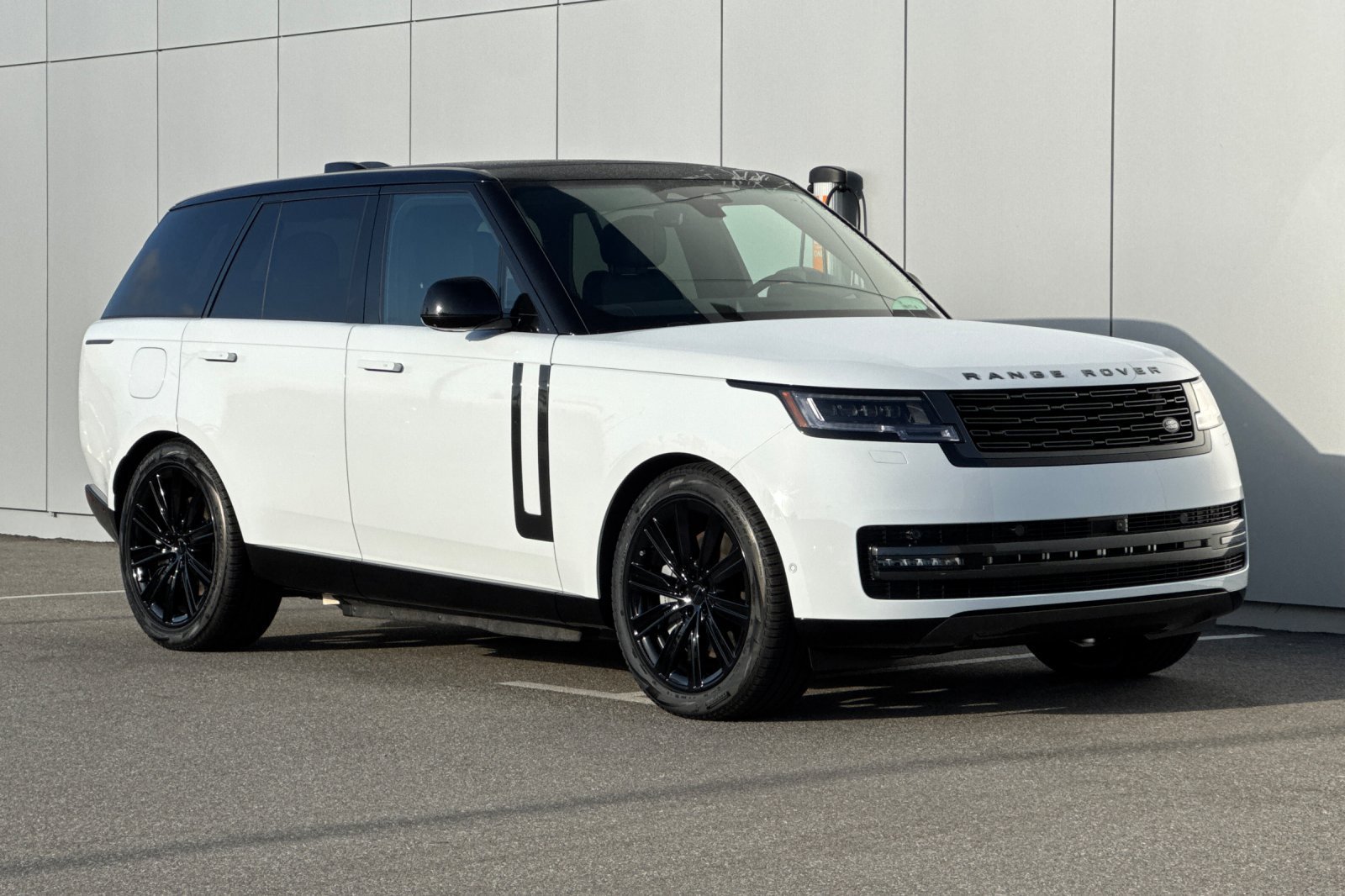New 2026 Fuji White Land Rover SE image 7