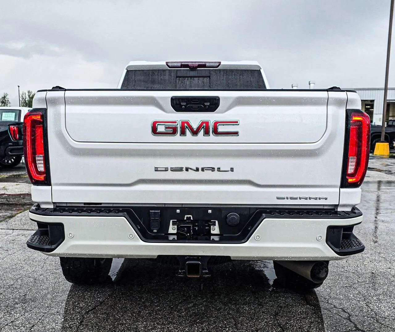 Used 2021 White Frost Tricoat GMC Denali image 4