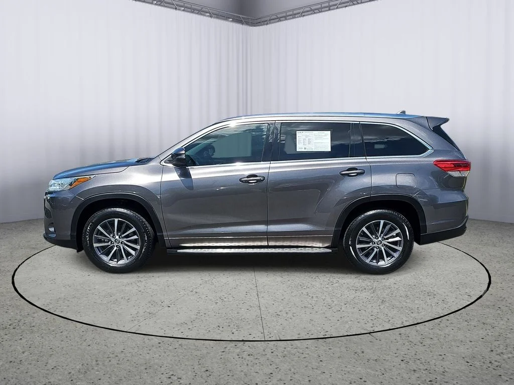 Used 2018 Gray Toyota XLE image 6
