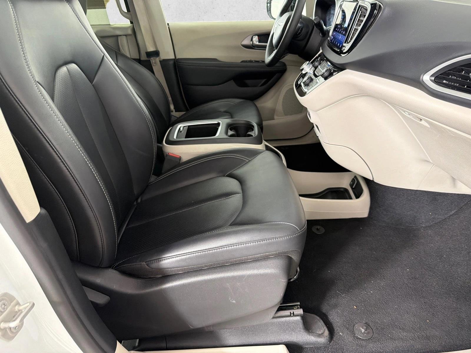 Used 2024 Bright White Clearcoat Chrysler Touring L image 13