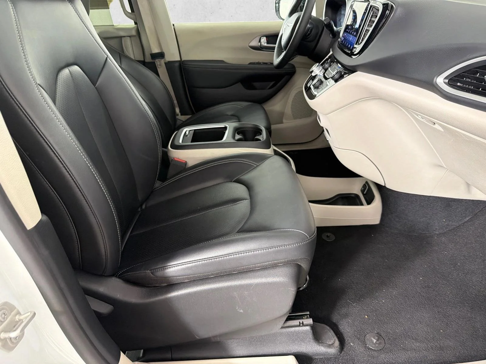 Used 2024 White Chrysler Touring L image 13
