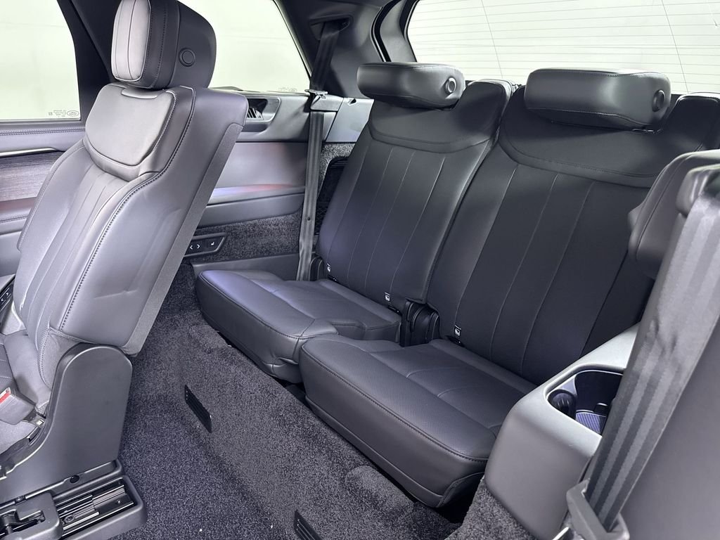 New 2026 CARP GRY PRM MT Land Rover SE LWB image 21