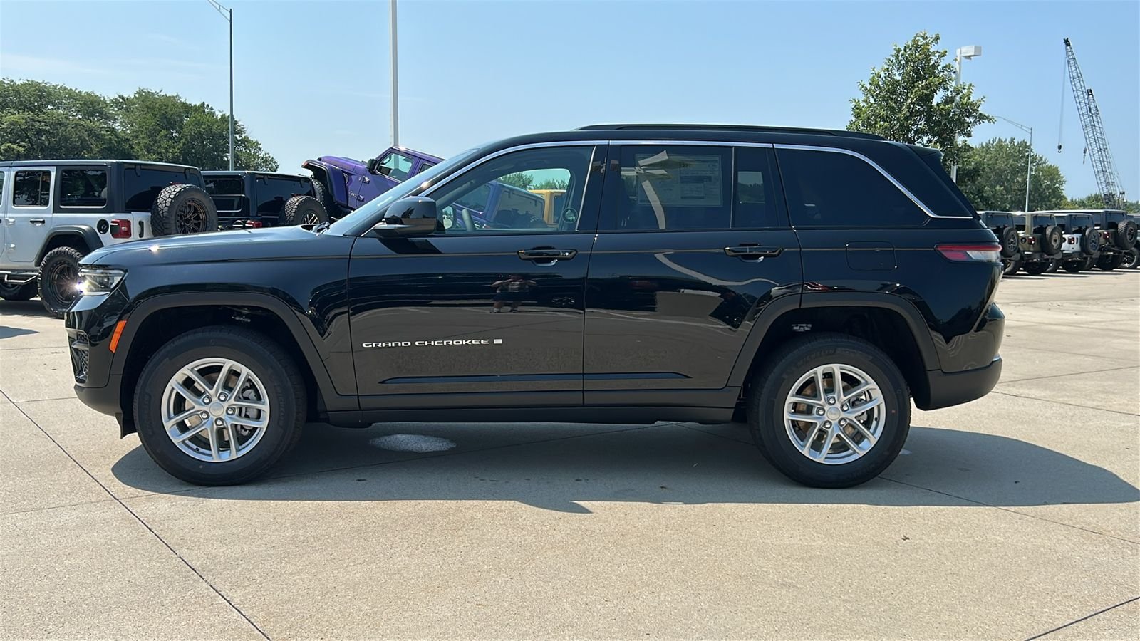 New 2026 Diamond Black Crystal Pearl-Coat Exterior Paint Jeep Laredo image 7