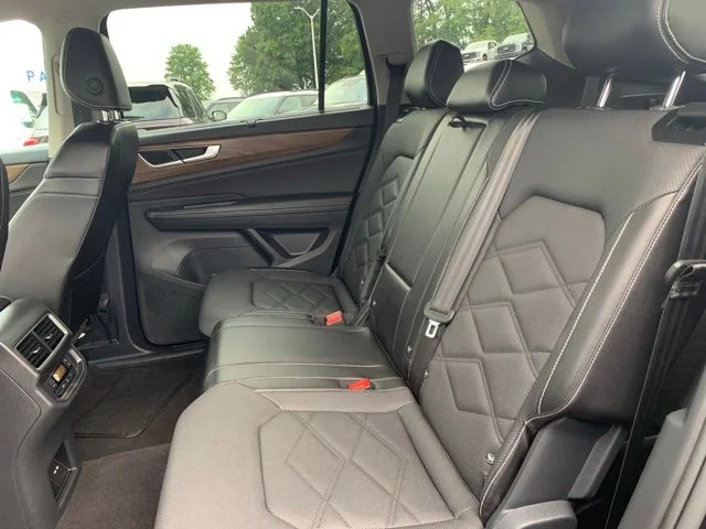Used 2025  Volkswagen 2.0T SE w/Technology image 20