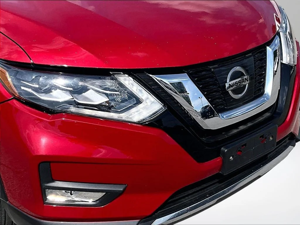 Used 2017 Red Nissan SL image 25