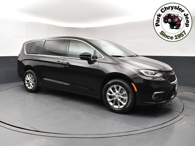2026 Chrysler Pacifica Select AWD's photo