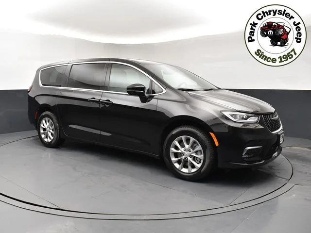 2026 Chrysler Pacifica Select AWD's photo