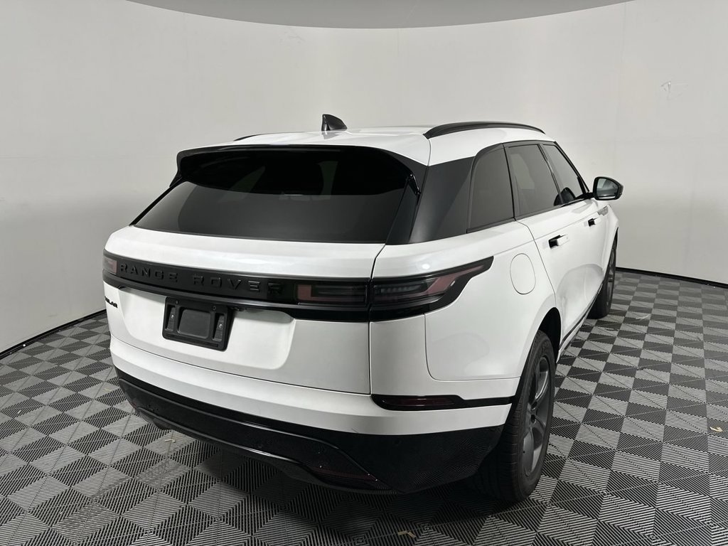 Used 2025  Land Rover Dynamic SE image 20