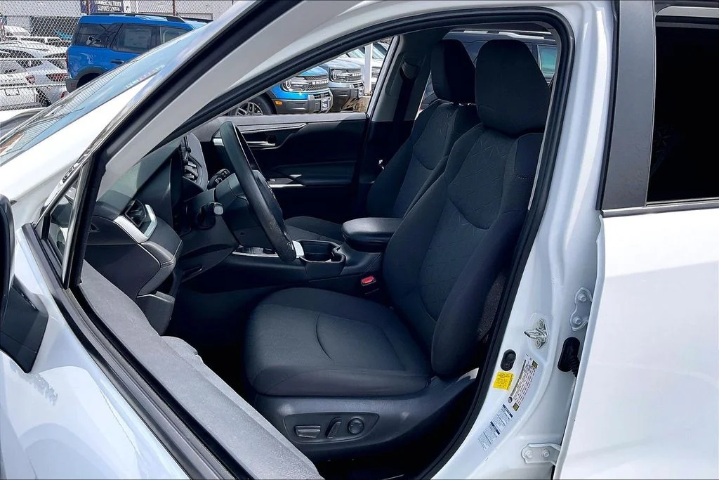 Used 2021 White Toyota XLE image 23