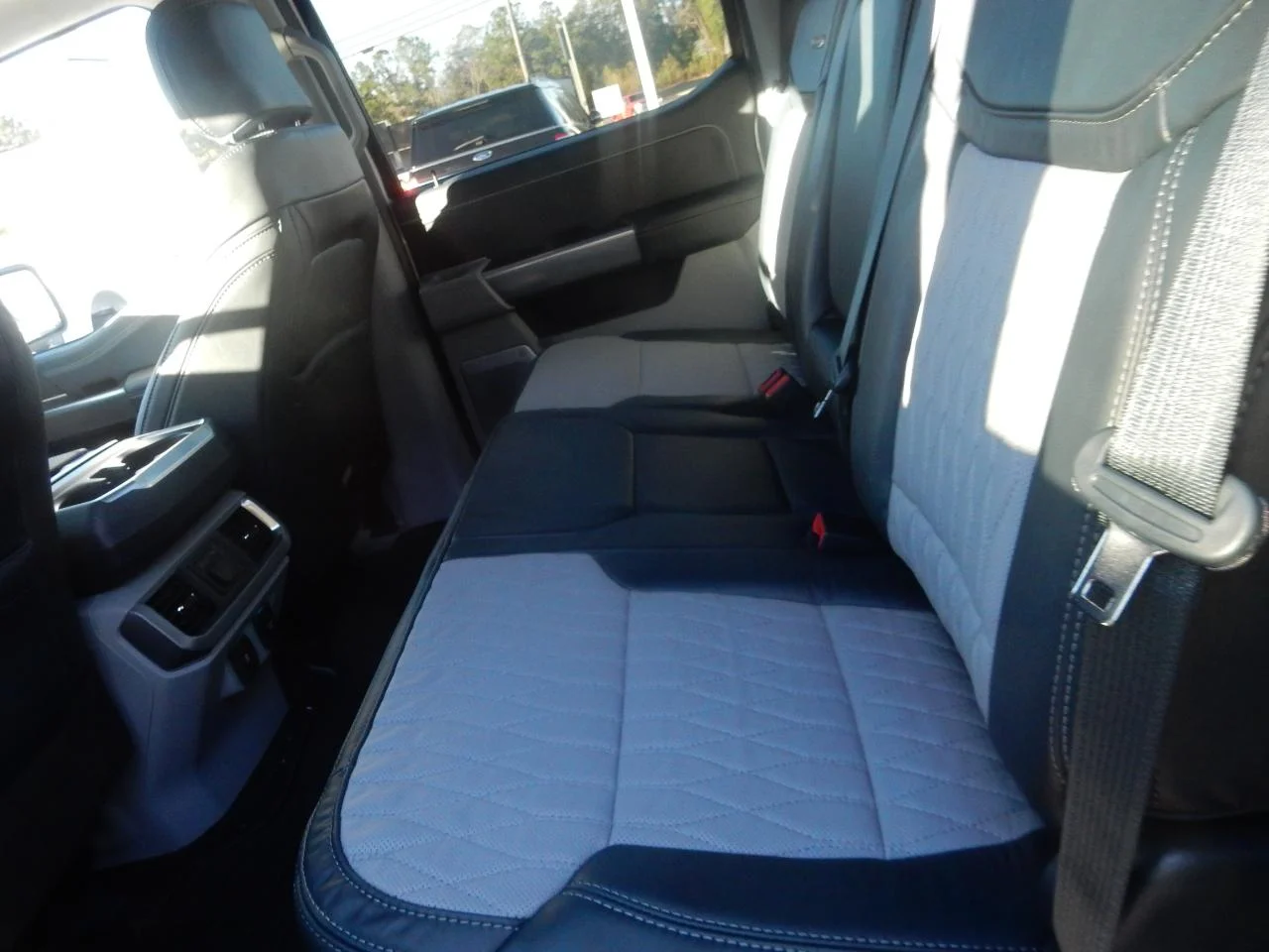 New 2023 Pearl White Ford LIMITED 4WD SUPERCREW 5.5 image 25