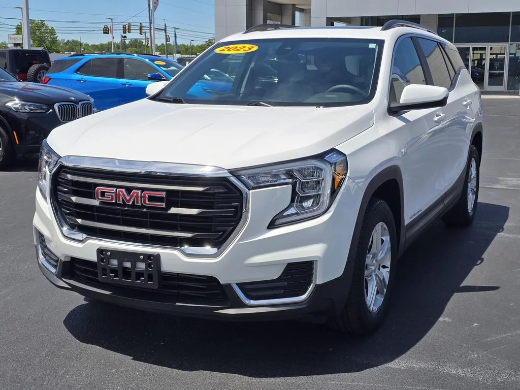 Used 2023 Summit White GMC SLE image 3