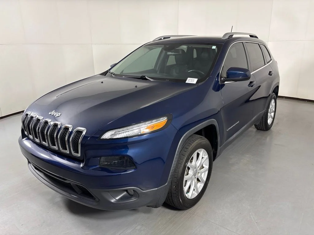 Used 2018 Blue Jeep Latitude Plus image 4