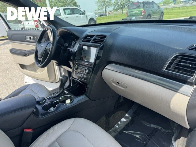 Used 2018 White Platinum Clearcoat Metallic Ford XLT image 38