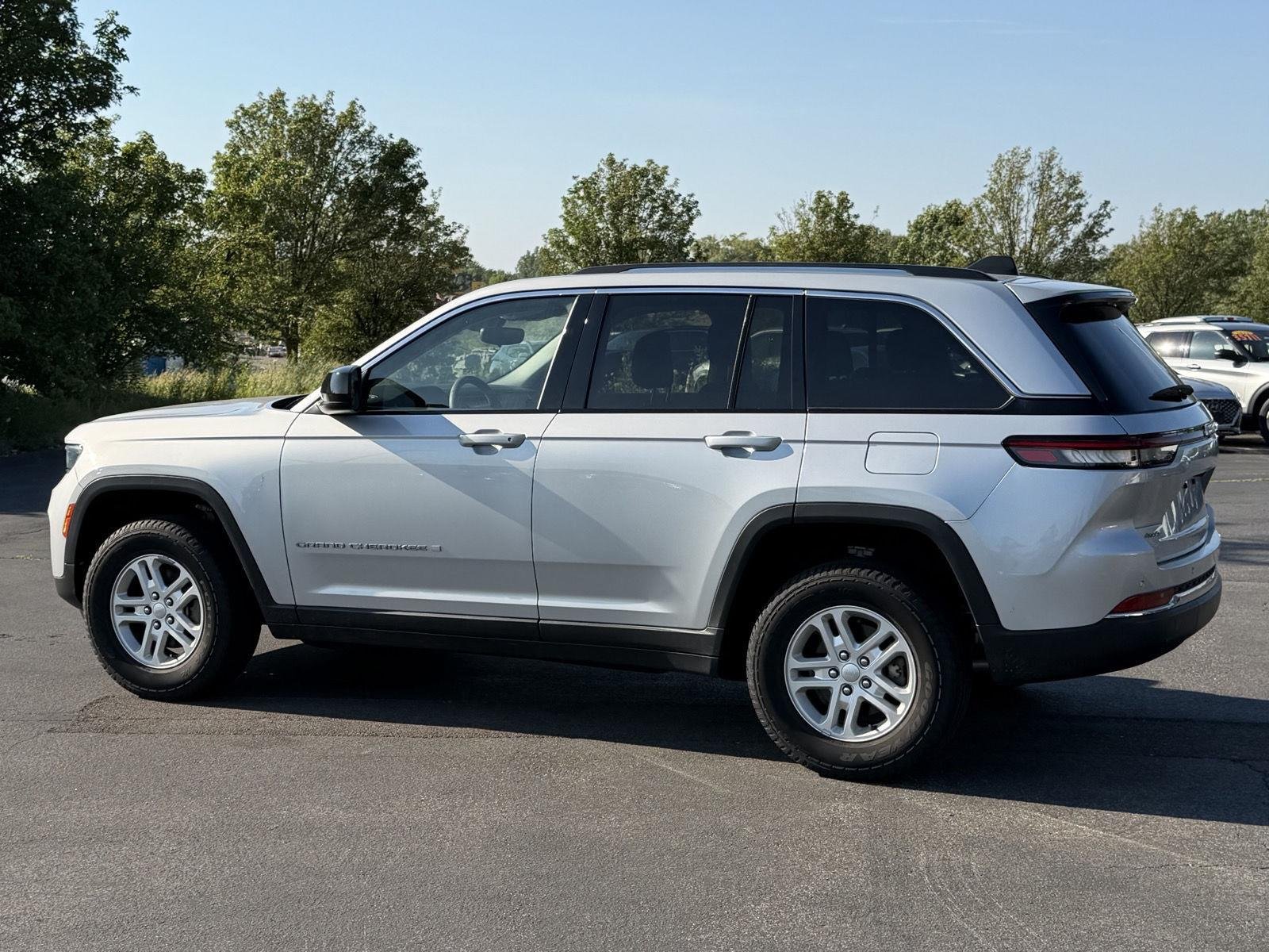 Used 2023 Silver Zynith Jeep Laredo image 6